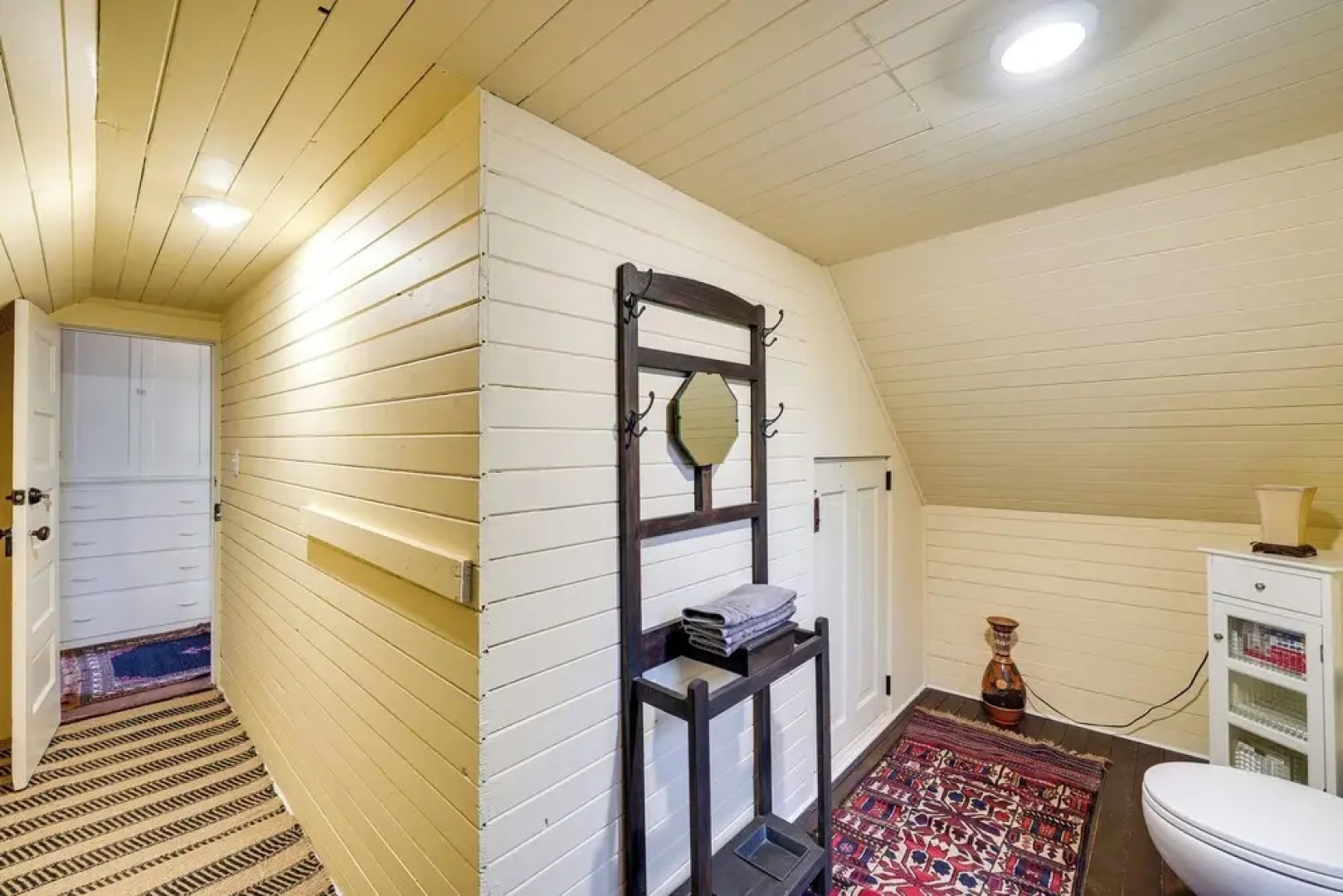 Charming La Conner Vacation Home w/ Fireplace!