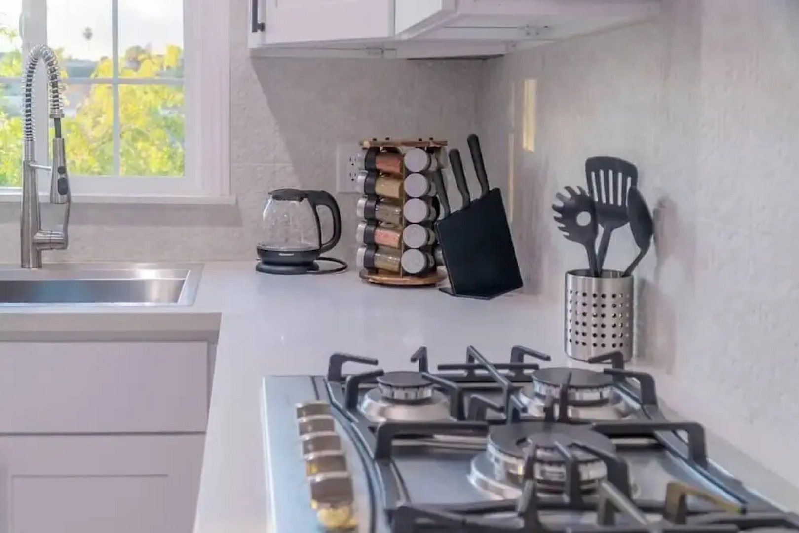 Stunning LA Luxury Retreat: Ideal for Work or Play