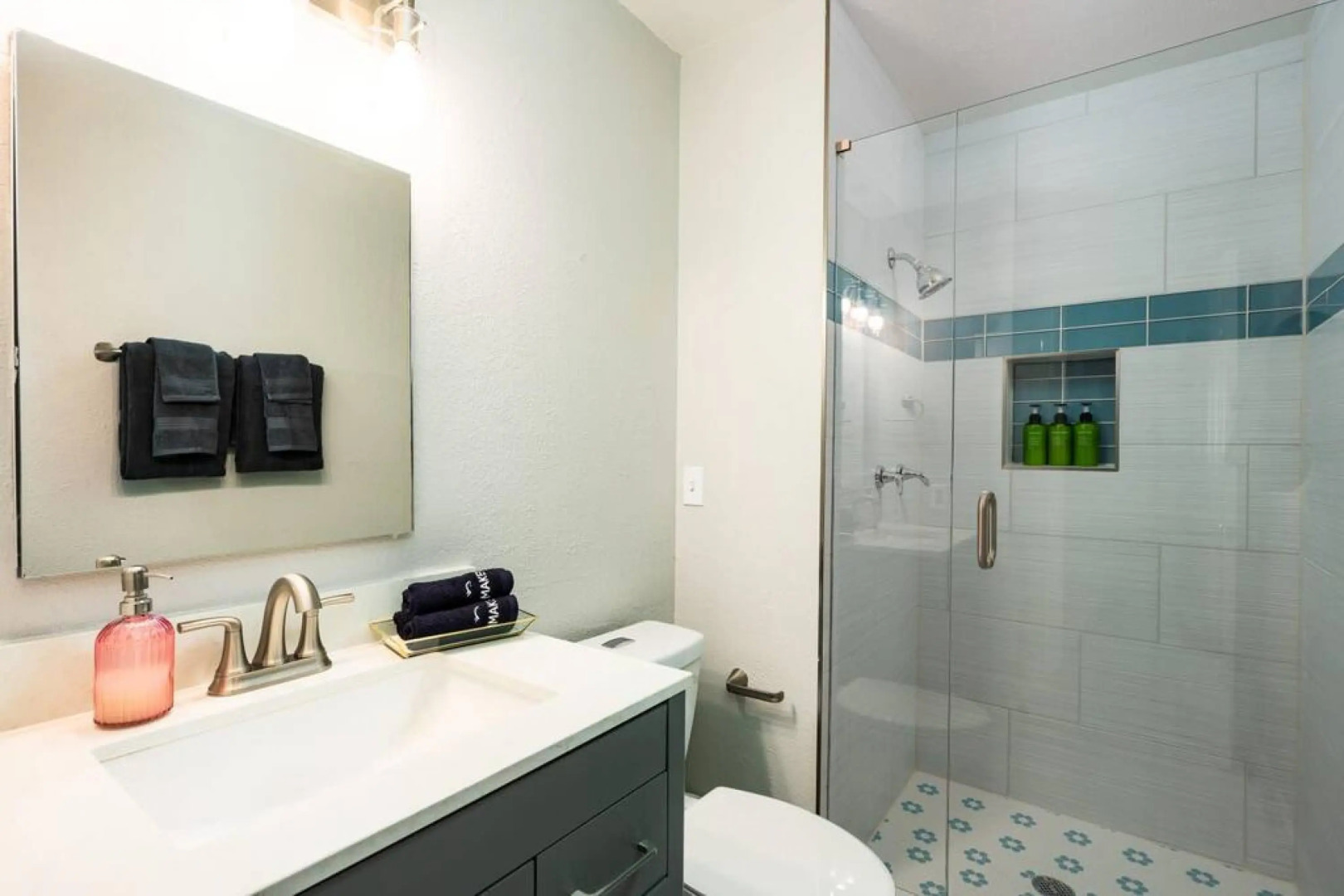 4 BR Modern Home With Pool Table and Fire Pit