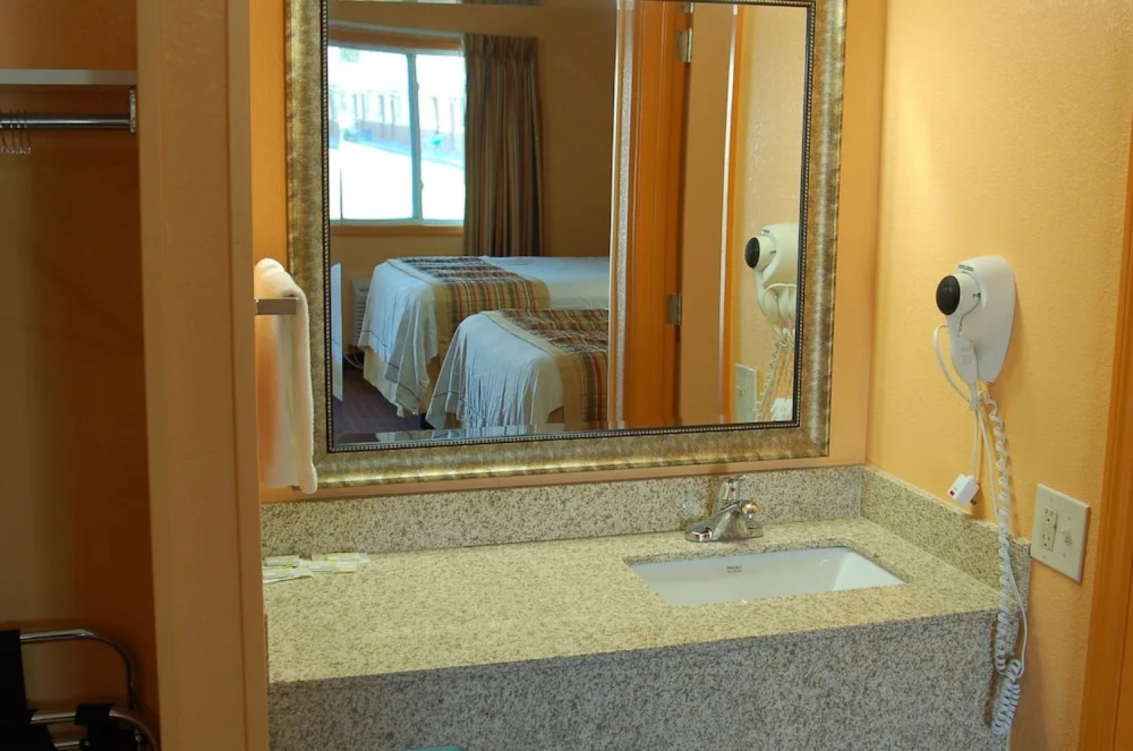 BLUE SKY INN Glens Falls-Saratoga-Lake George