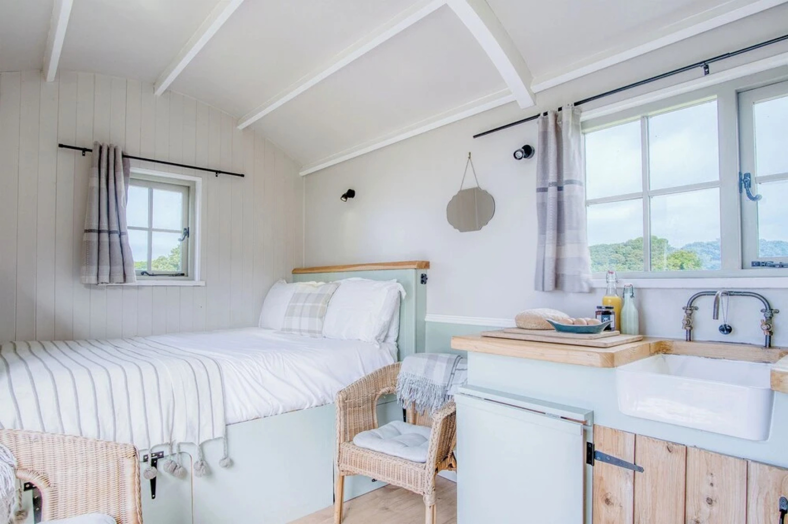 Haven View - 1 Bed Shepherds Hut - St Ishmael's