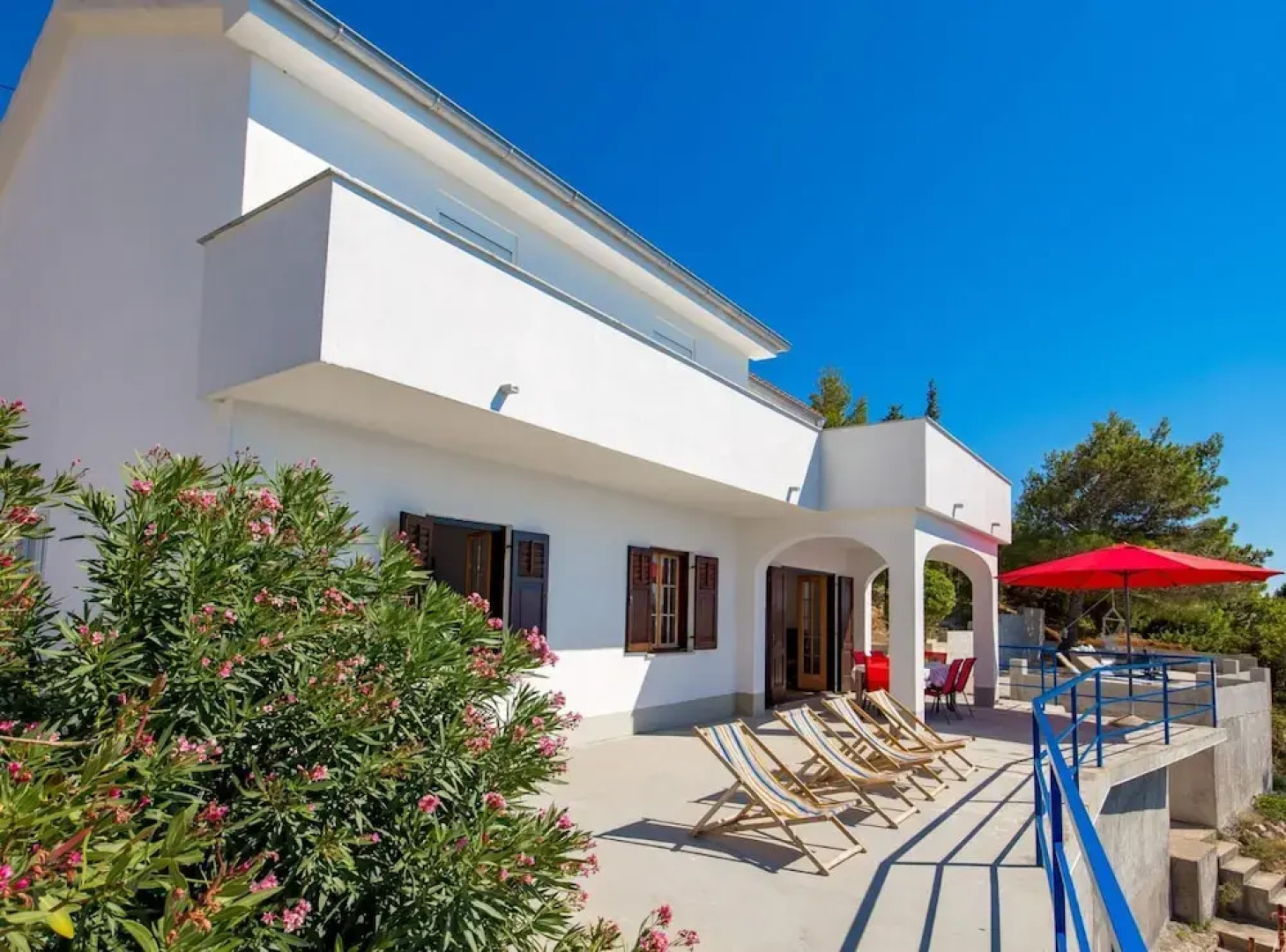 Sunny Beachfront Jablanac Apartments