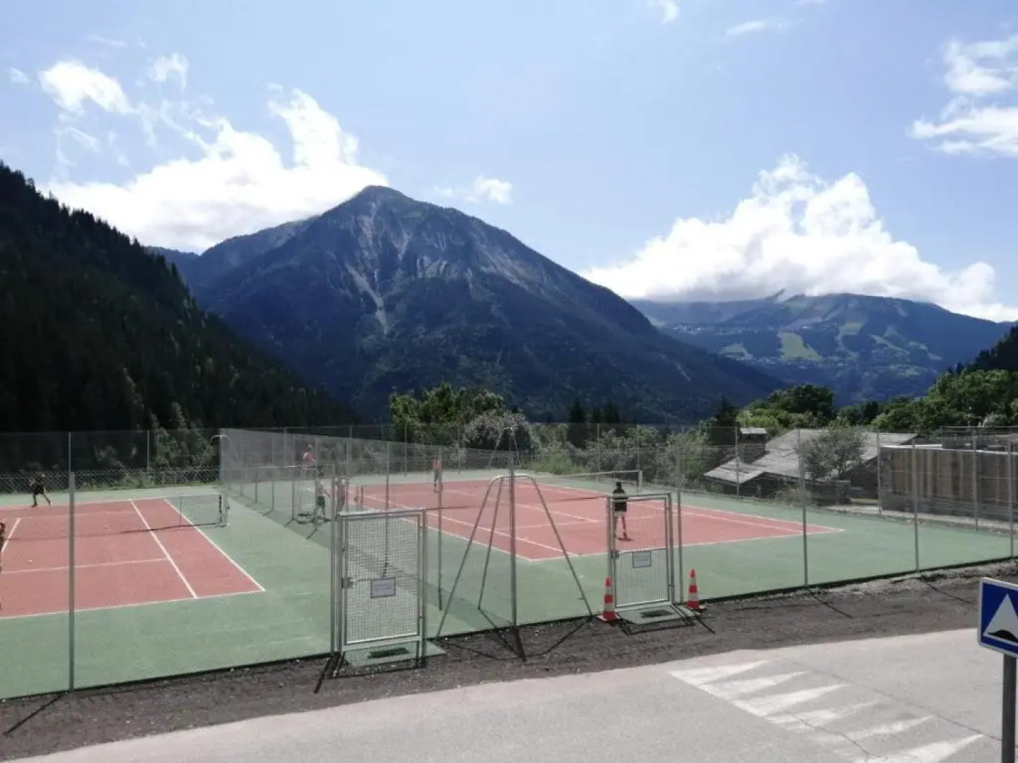 New 3 beds, terrace, superb views, pool & sauna