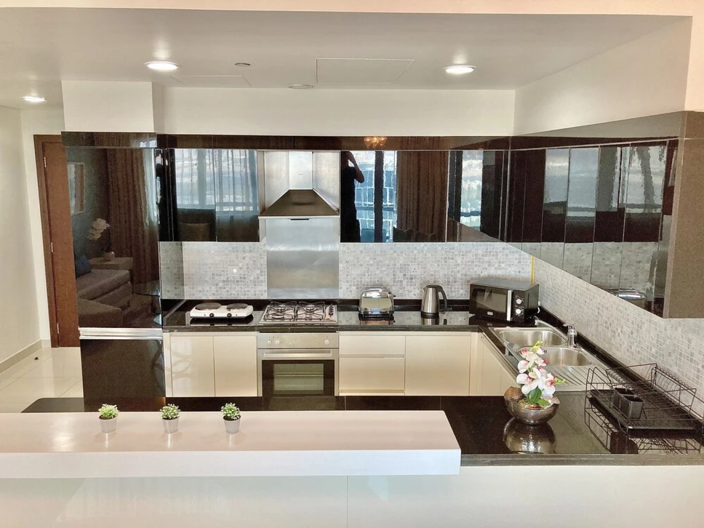 SuperHost - High-rise Chic Apt With Incredible Skyline Views