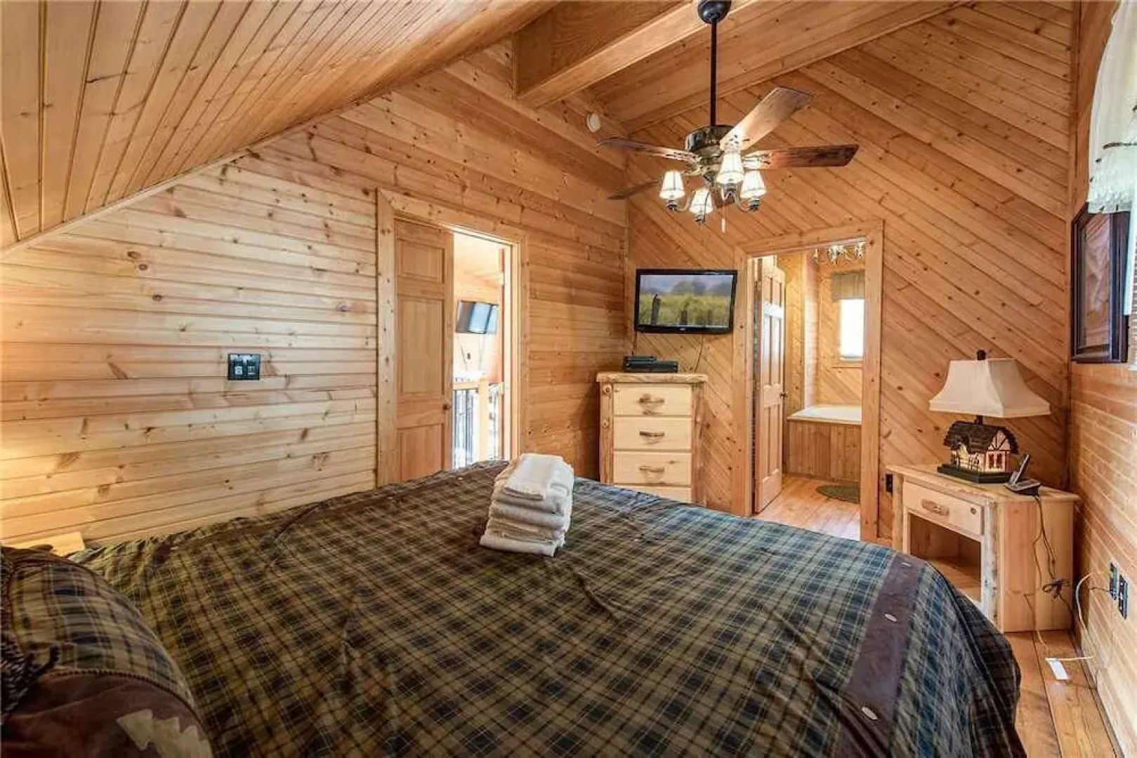 Dreams and Streams 2 Bedroom Home with Hot Tub