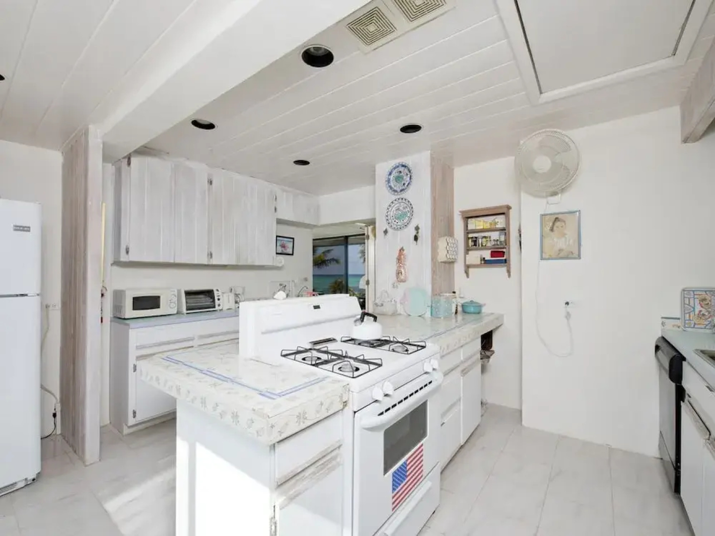 Tropical Hideaway: Charming Cottage Near Pink Sands Beach