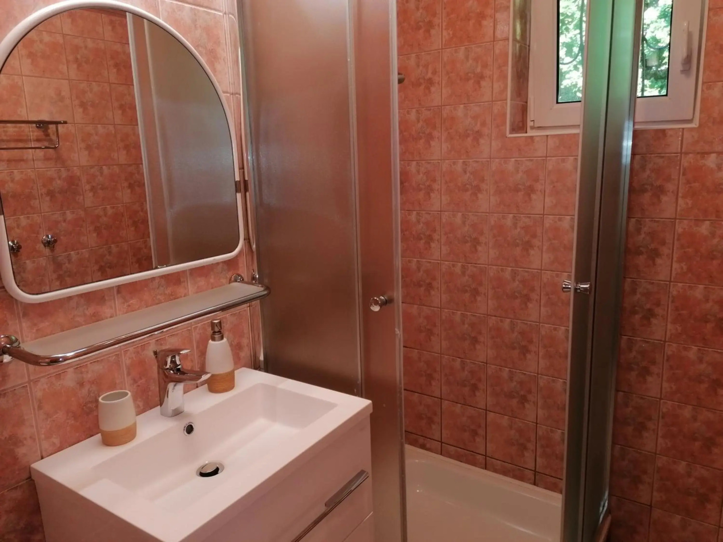 14 férőhelyes ház saját stéggel, játszótérrel Balatonfenyvesen vízparti utcában