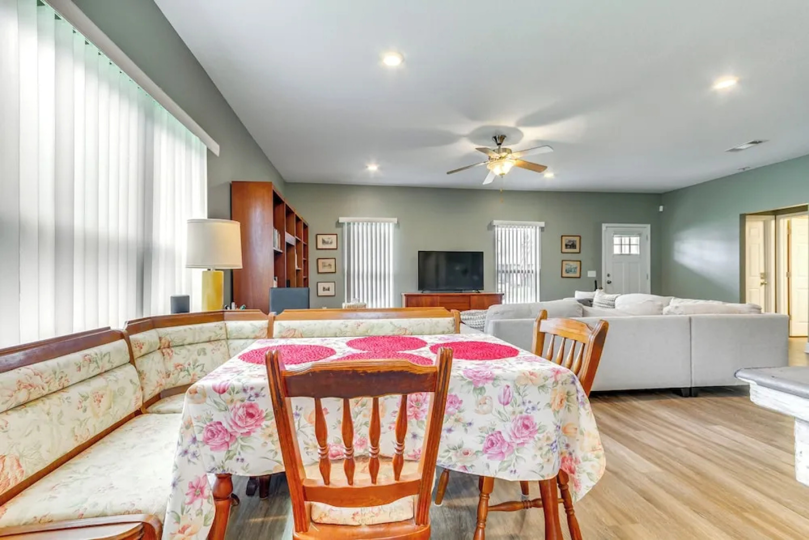 Pet-friendly Pensacola Home ~ 2 Mi to Bruce Beach!