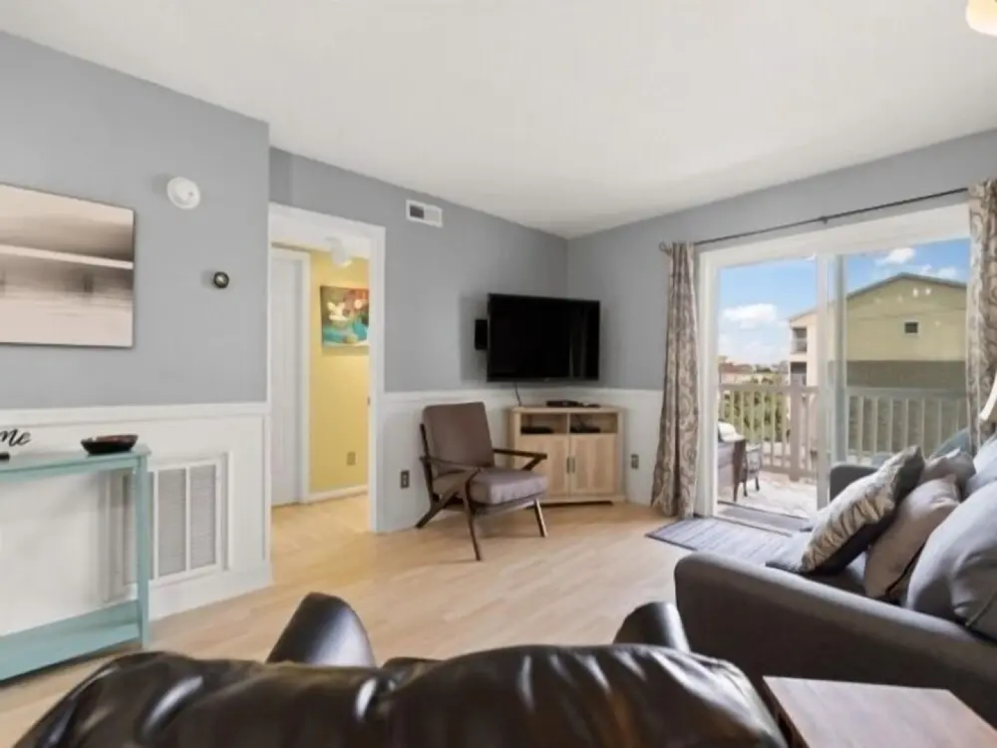 Sand Pebbles A17 - Relax And Unwind. Feel The Sun On Your Shoulders And The Ocean Breezes In Your Hair. 2 Bedroom Condo by RedAwning