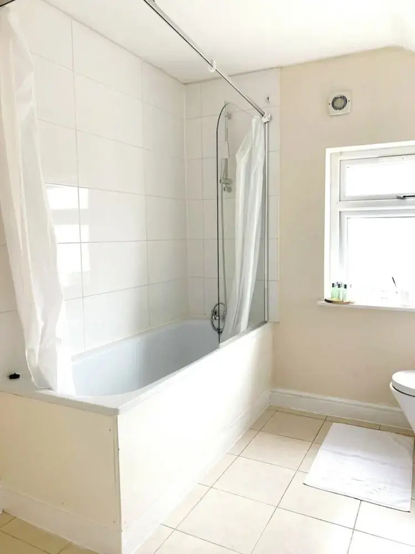 Spacious 4bed Home Near Woking Attractions&nature