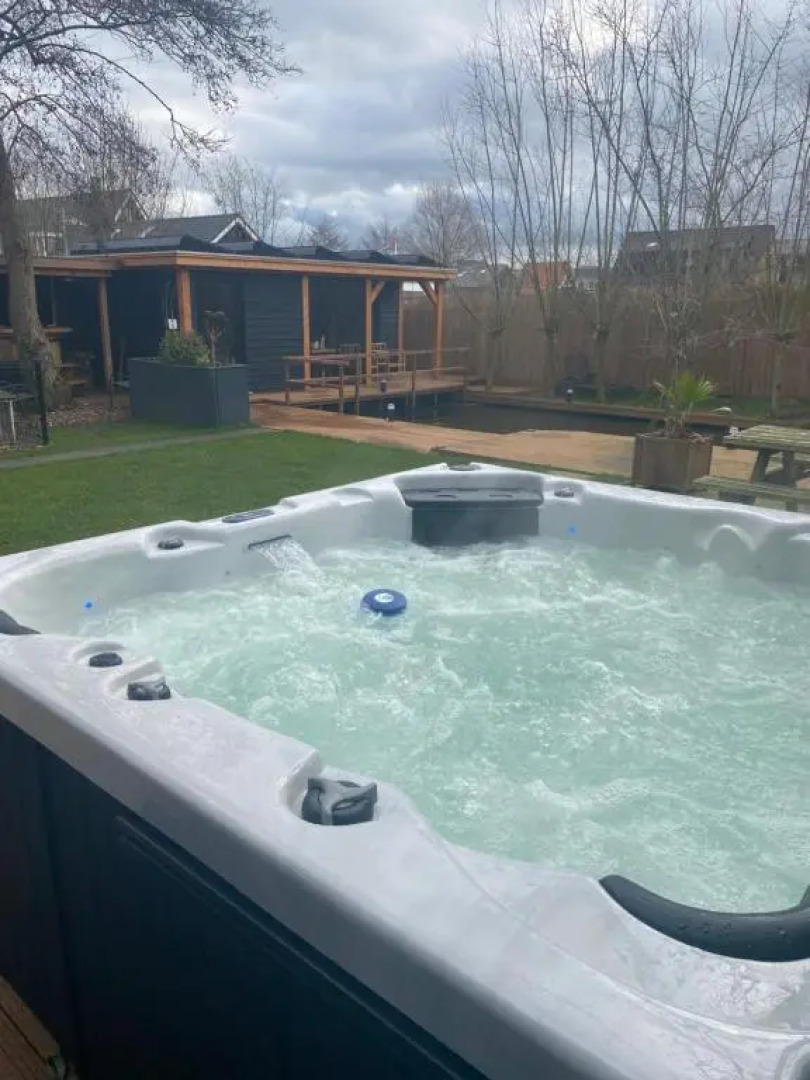 Casa aan de Plas, B&B met hottub en jacuzzi