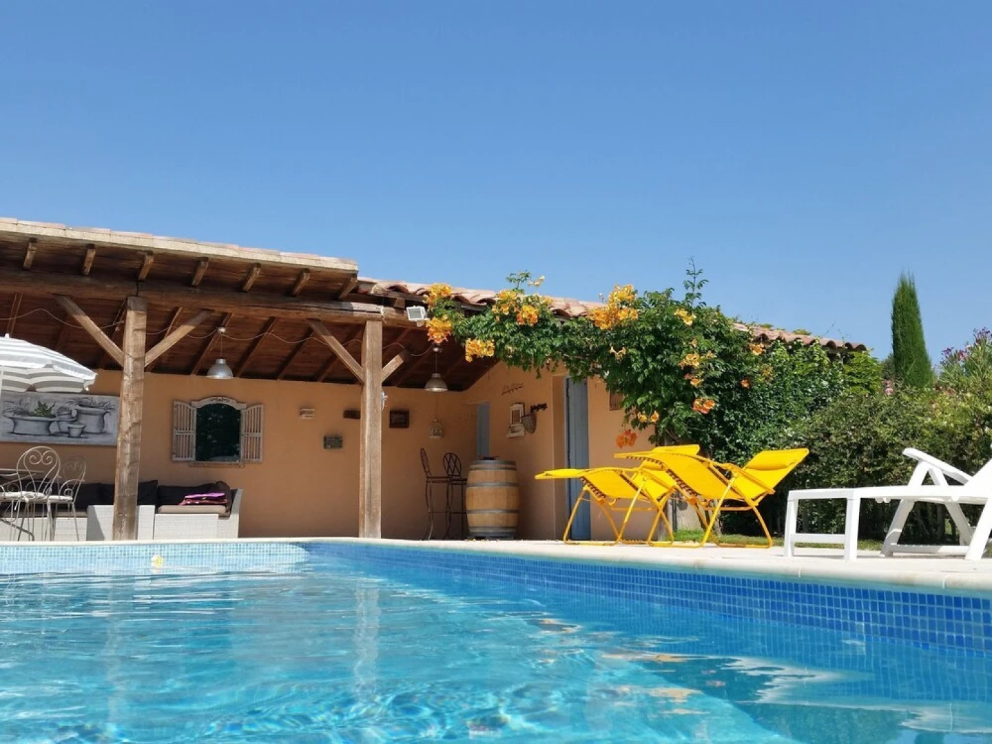 Detached Villa Situated Between the Vineyards and Views of the Mont Ventoux