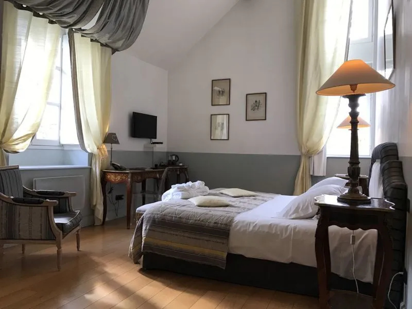 Lhostellerie de la Pomarède et le Presbytère