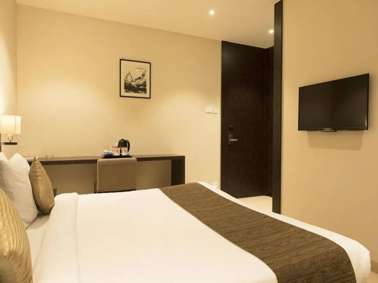 OYO Premium GS Road Near International Hospital