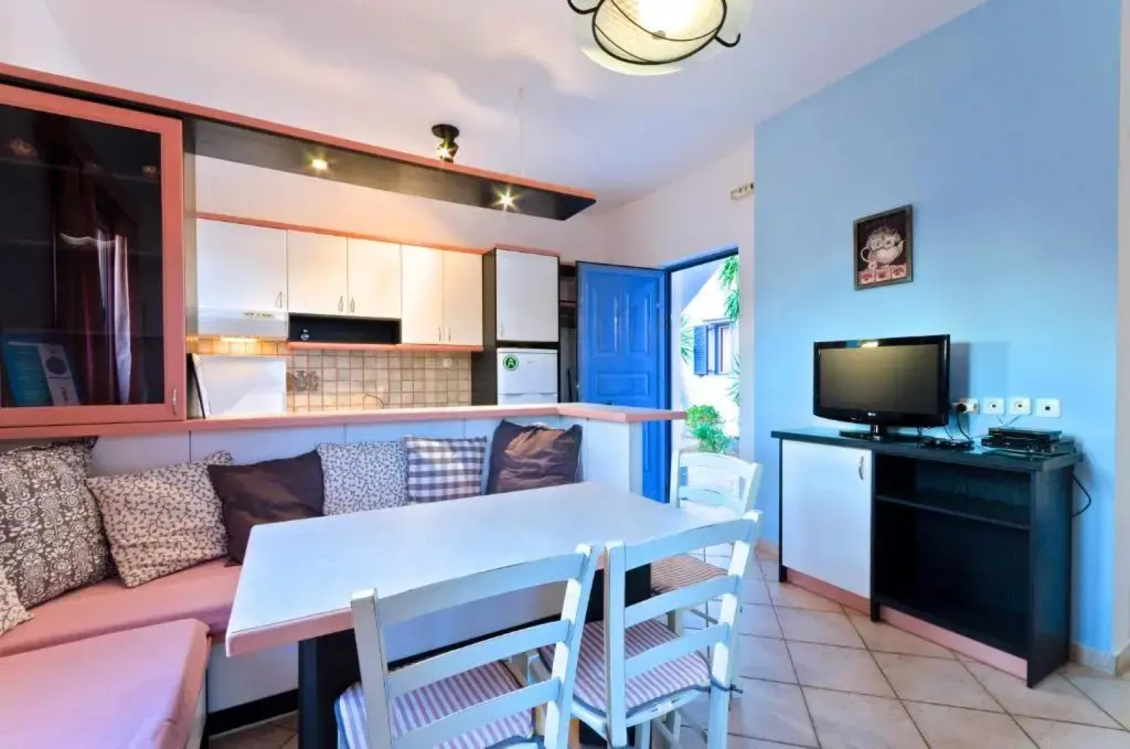 Cybele Suites & Apartments