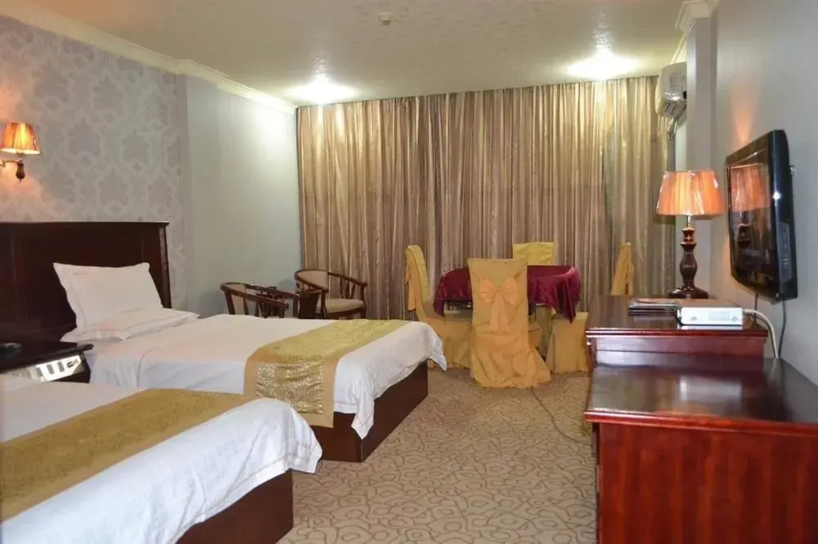 东兴王朝大酒店