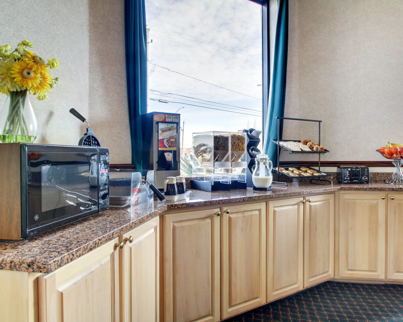 Econo Lodge Inn & Suites