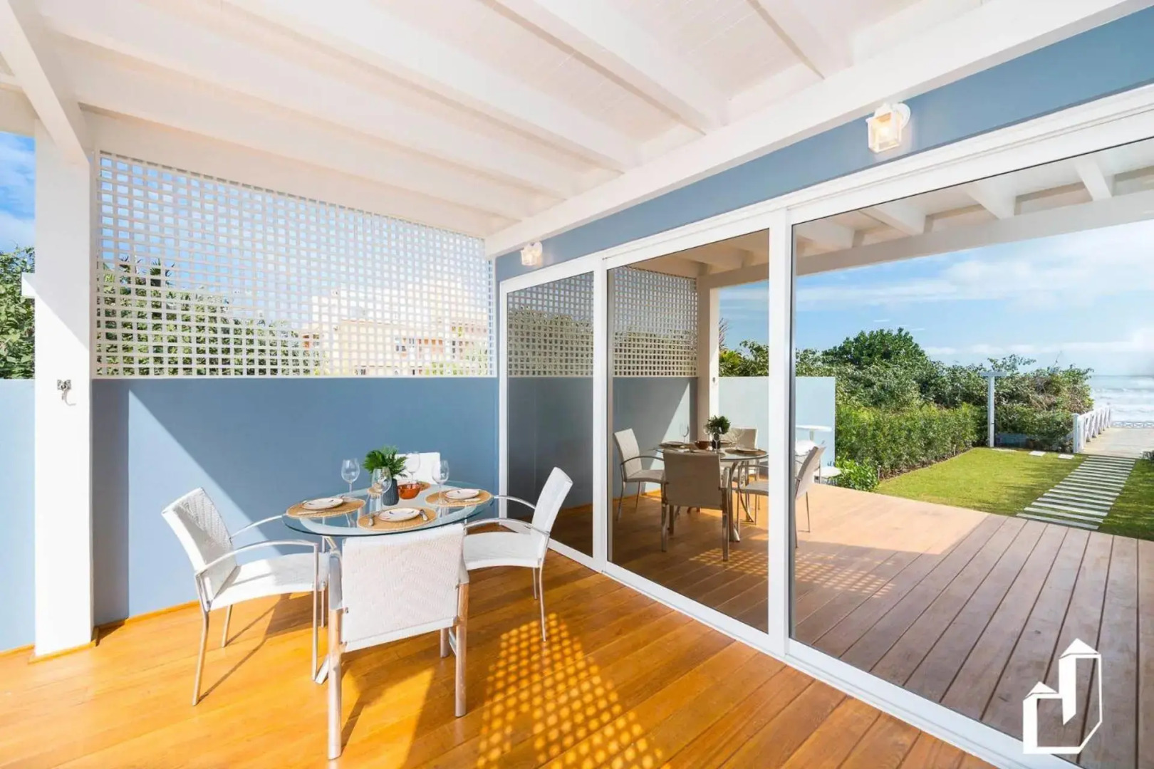 A tranquilidade que você busca em frente ao mar com 02 suítes