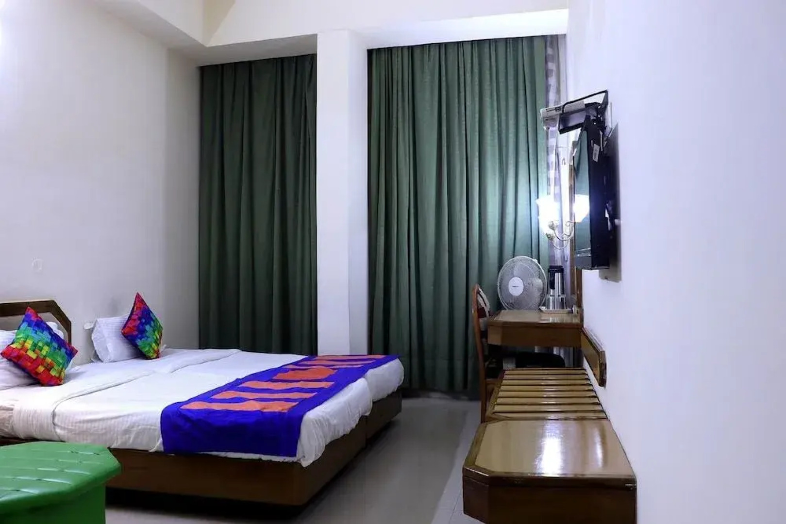 OYO Premium Sector 26 Madhya Marg