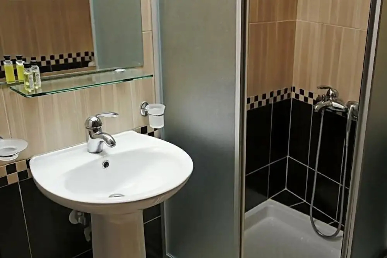 Leonidas Hotel And Apartments