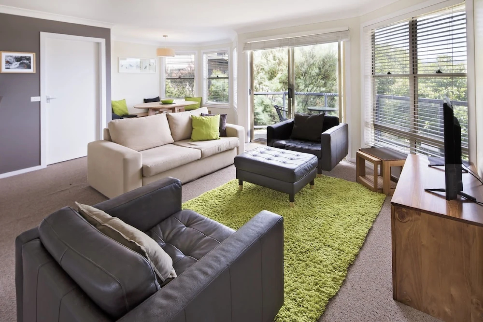 Caribou 3 - Modern & spacious with views over Lake Jindabyne