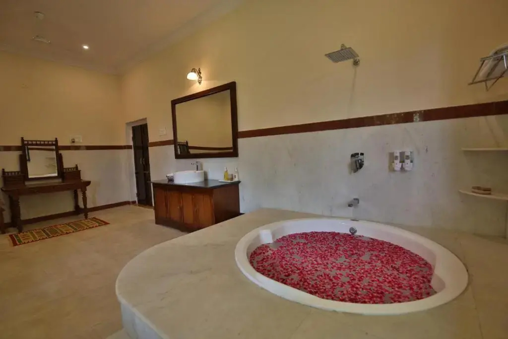 Roop Niwas Kothi, Near Mandawa