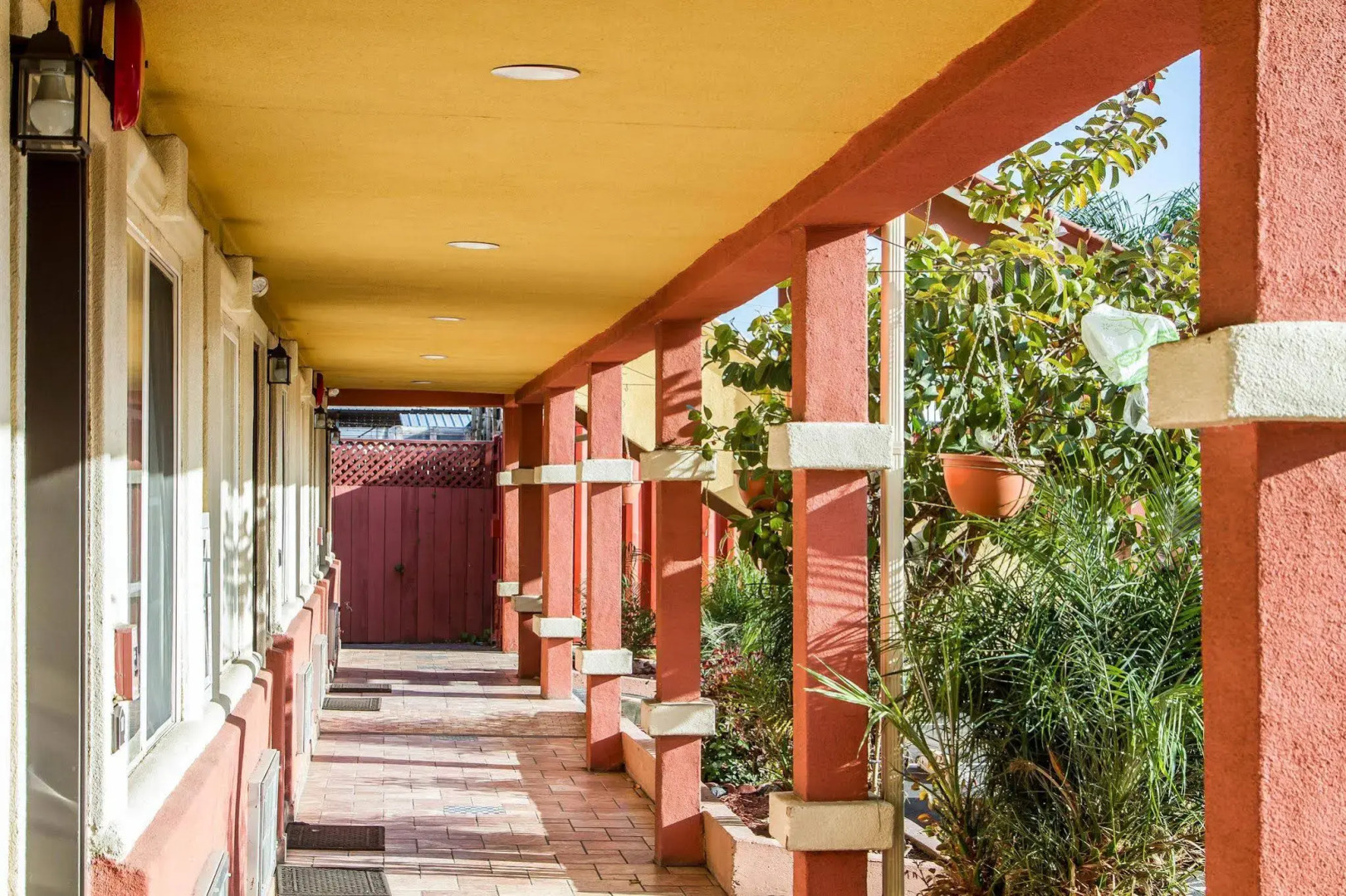 Rodeway Inn & Suites Oakland