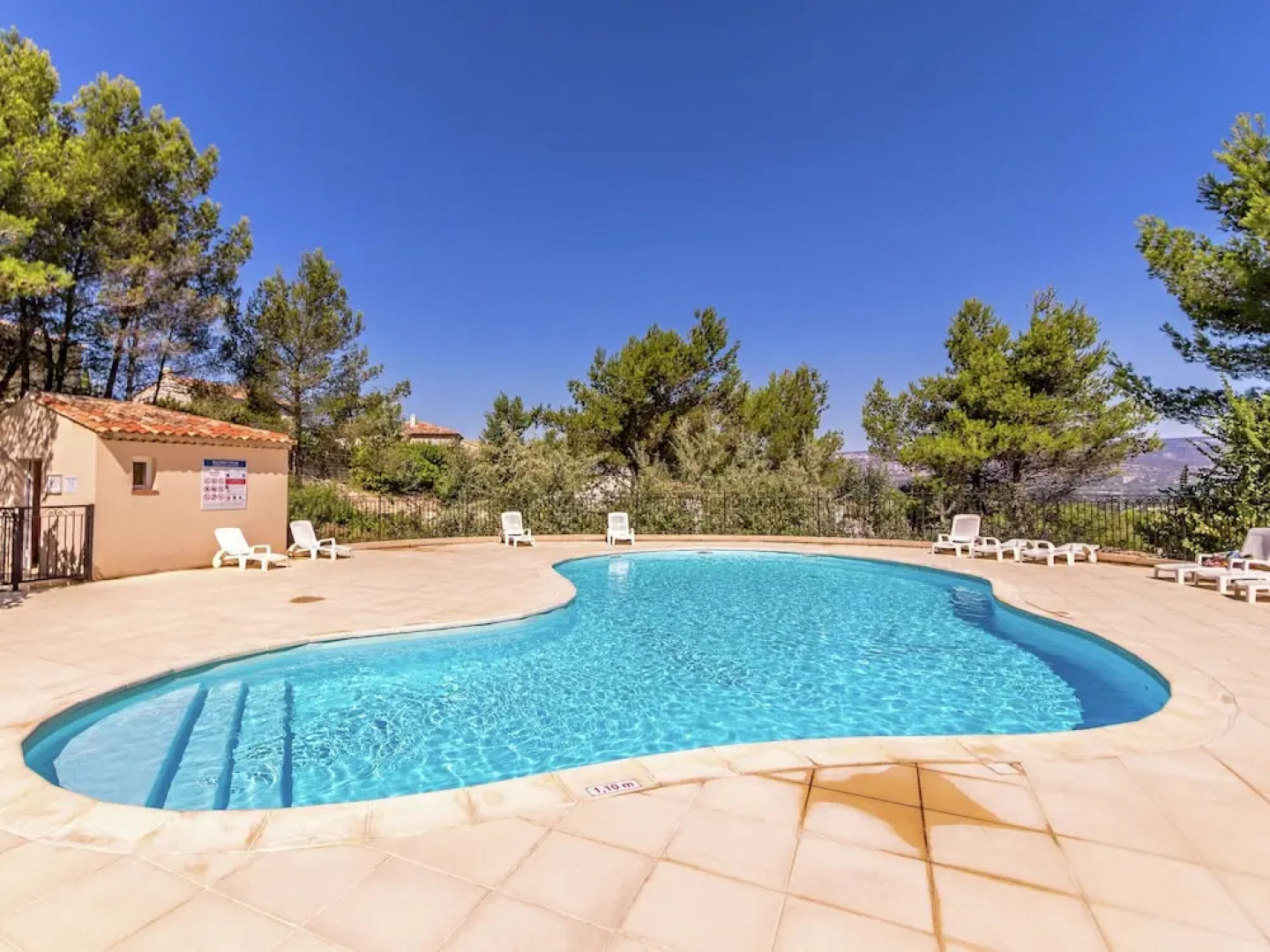 Charming Apartment in Mallemort with Swimming Pool