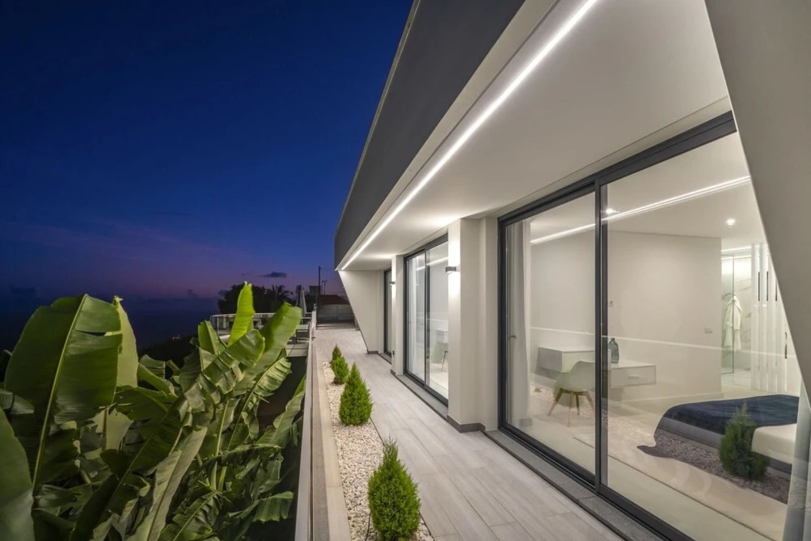 Sun, Pool and Comfort, The White House