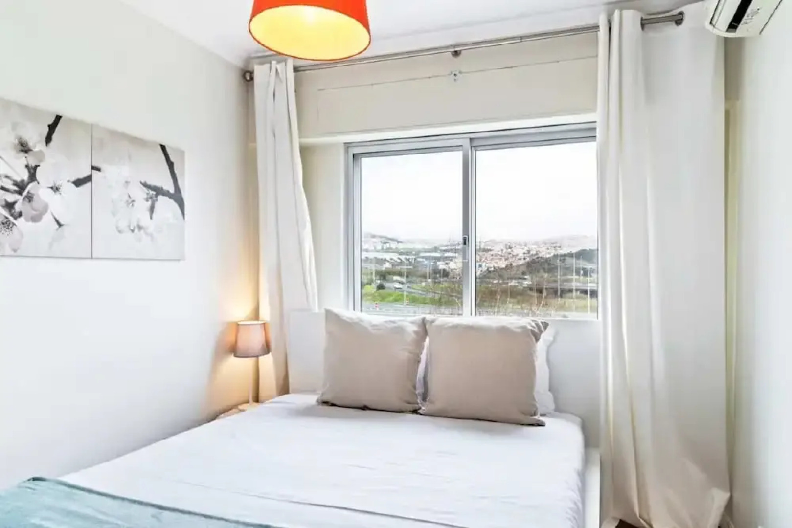 Large Contemporary 3 Bedroom Apartment