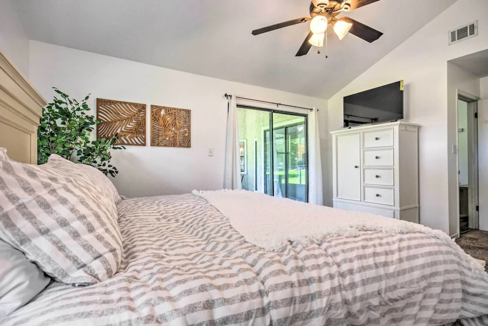 Navarre Home w/ Game Area + Screened-in Porch