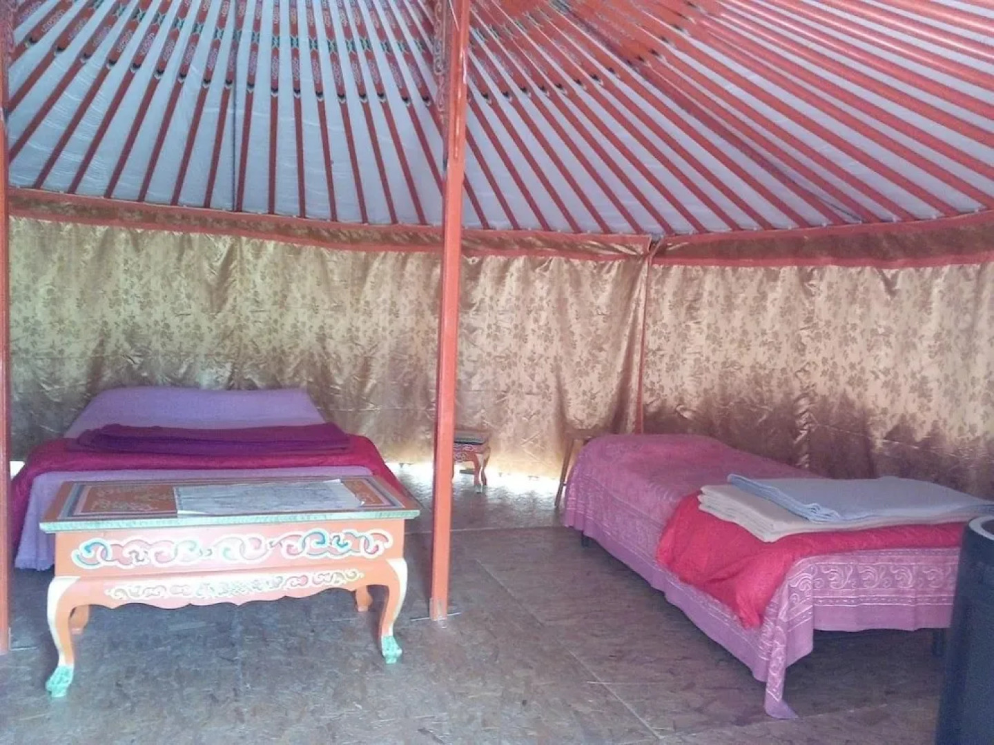 Les Truffiers Yourtes et roulotte