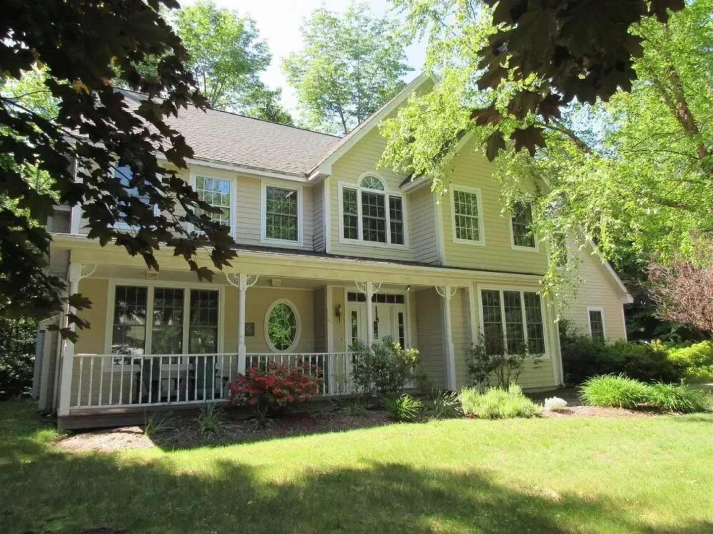 A Charming Private Home Rental, Beautifully Landscaped and Located in Forest Ridge, Lincoln, NH - Fr42l