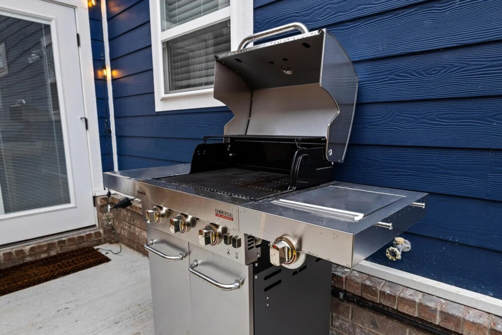 Big Blue on Main-hot Tub-less Than 1 Mi to Square