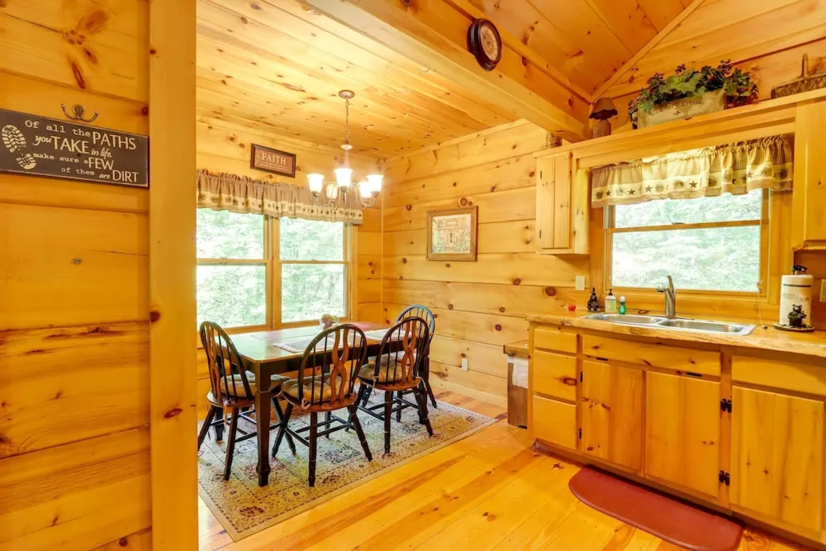 On Fightingtown Creek: Forested Mccaysville Cabin!