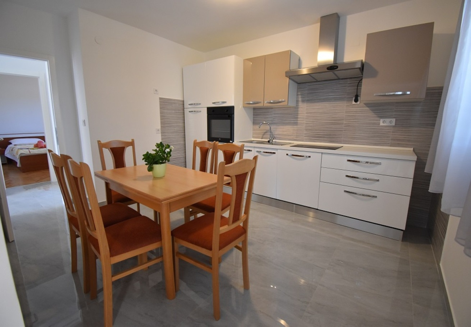 Holiday house Branka - 80 m from beach: Vir, Zadar riviera