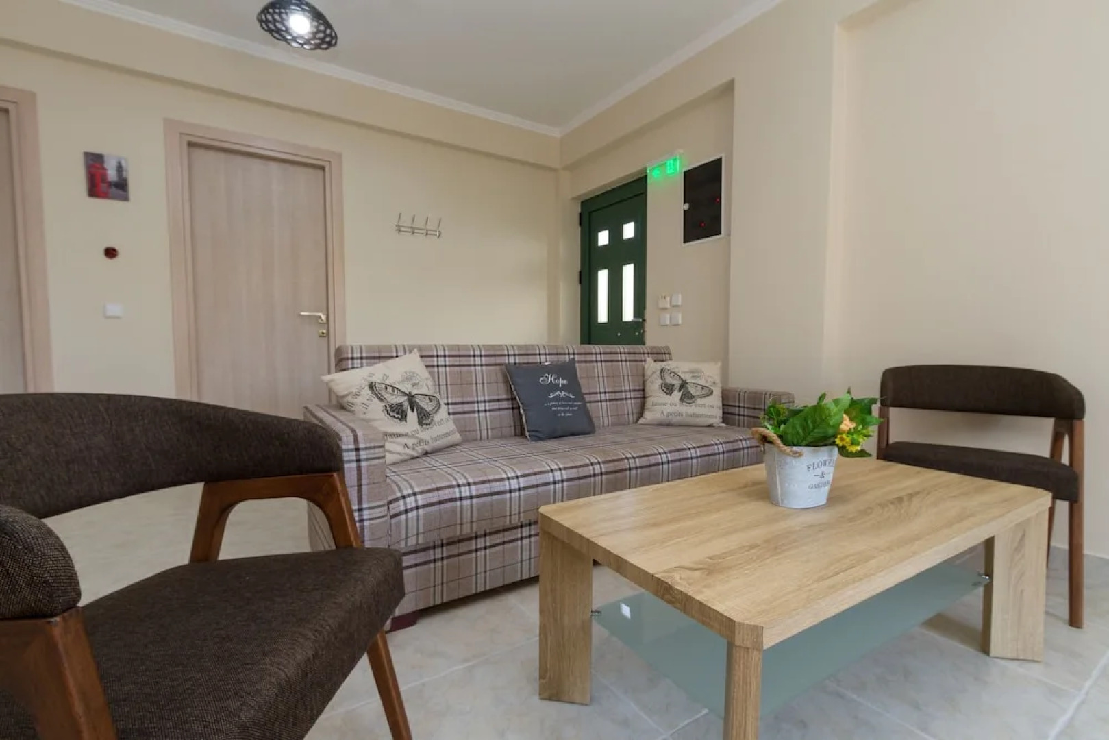 Nijay Apartments No 1, 2 Bedroom Apartment Sleeps 6 With Bed Settee In Lounge