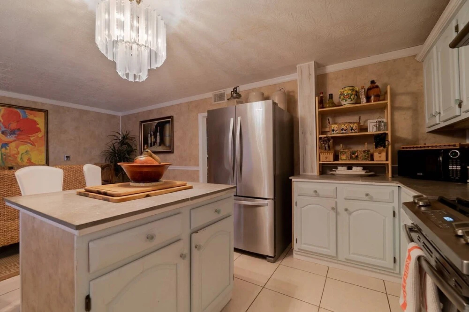 The Secret Garden - The Cottage Near Beach, Shops, Restaurants, Pet Friendly, Close to Lucerne Ave!