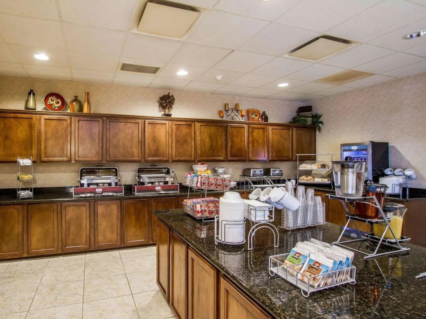 Comfort Suites Glendale - State Farm Stadium Area