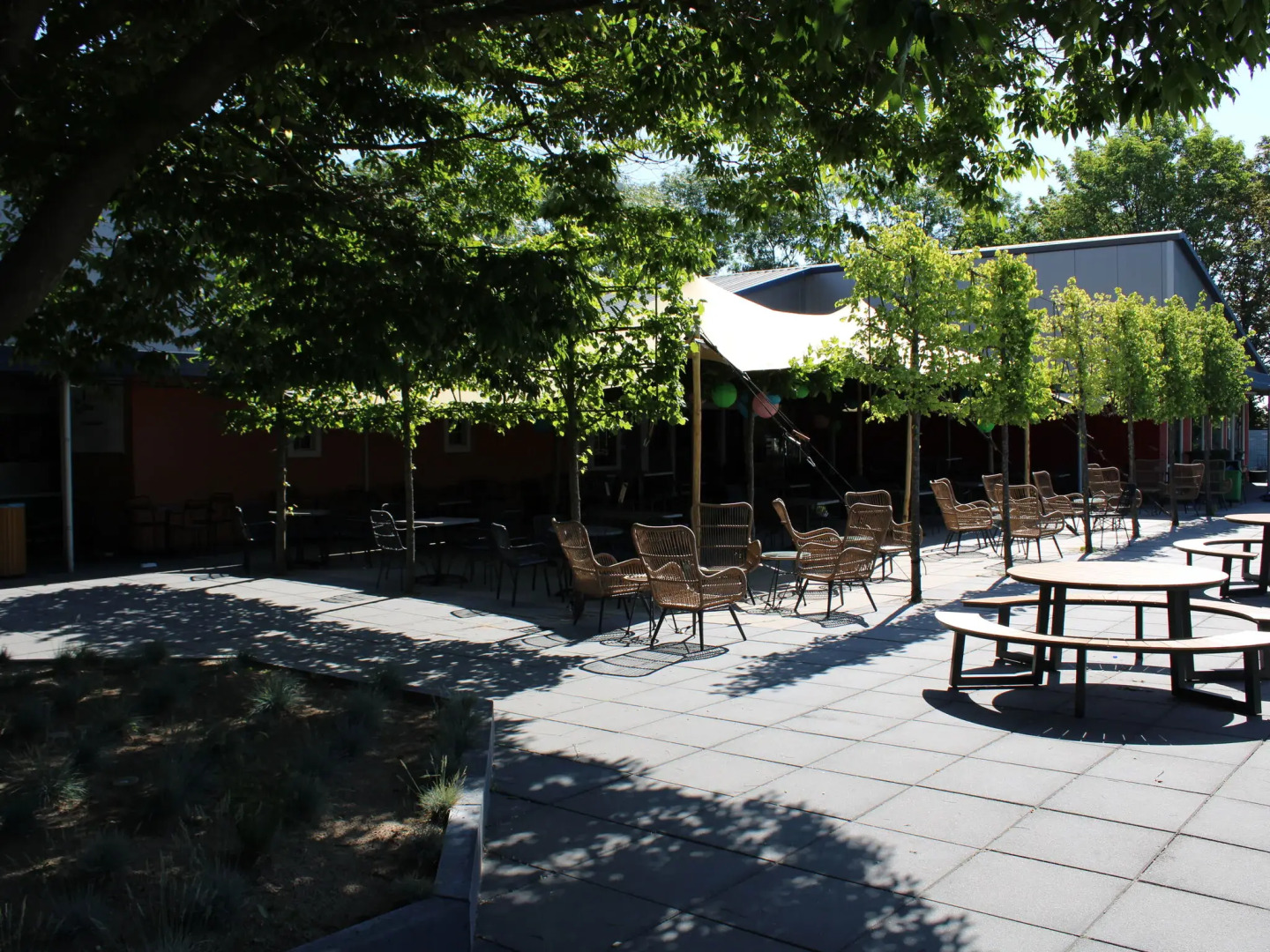 Wellness chalet with a sauna, in a holiday park directly on a recreational lake