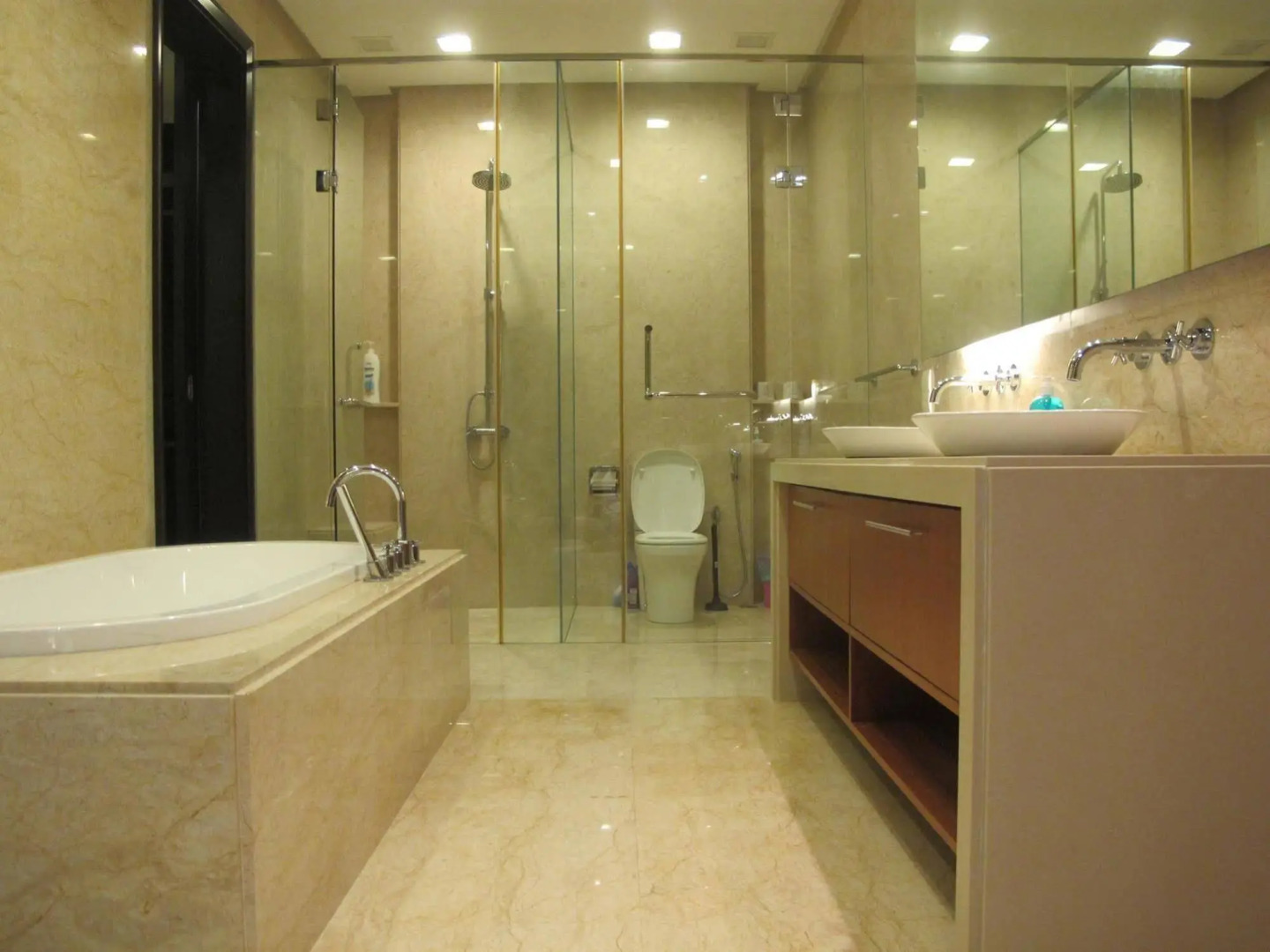 Luxury Suites @ Straits Quay