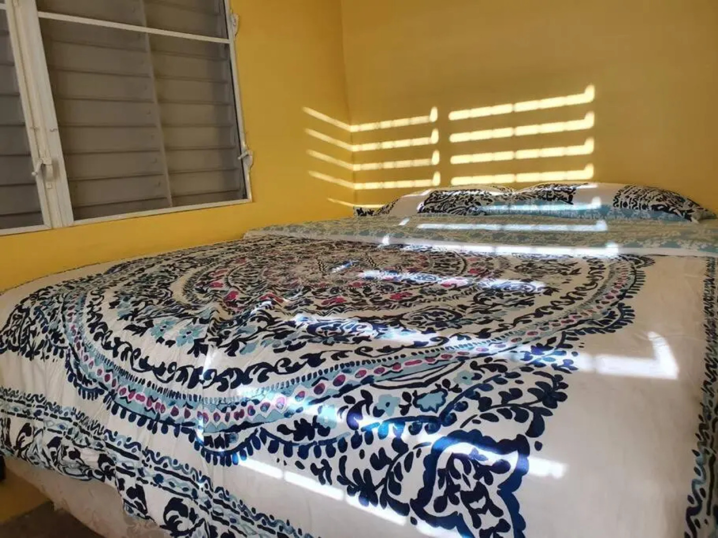 King bed, cozy one-bedroom apartment/ private deck