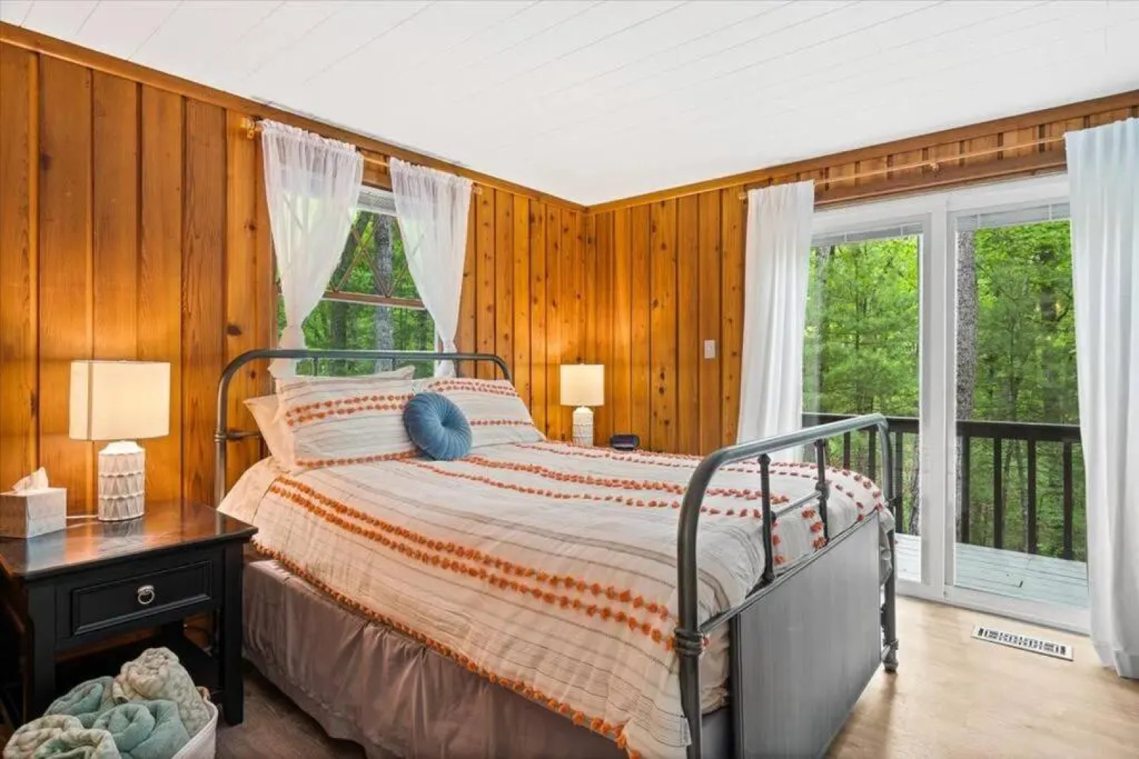 The Gingerbread House: 4 BR chalet, w/ Sunroom/Deck, sleeps 12, modern amenities
