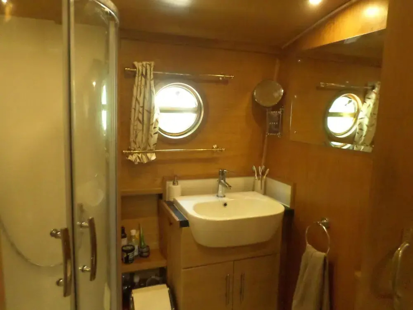 Idyllic Houseboat - Sleeps Six