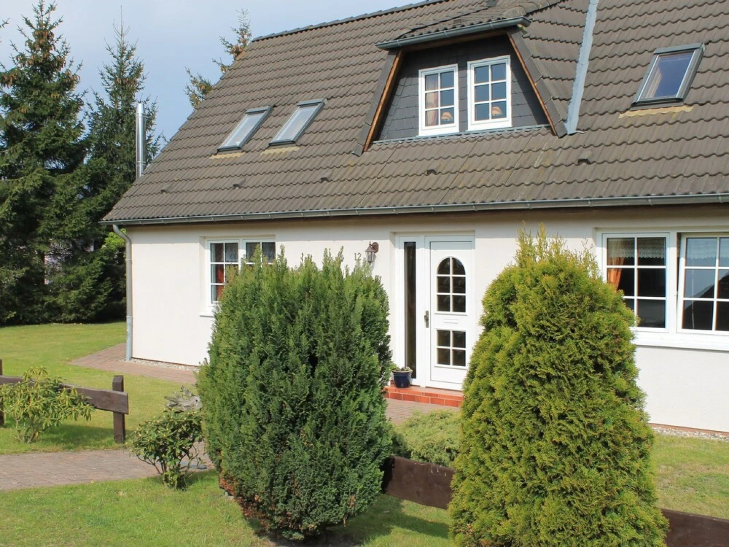 Luxurious Apartment in Wischuer With Fenced Garden, Barbecue