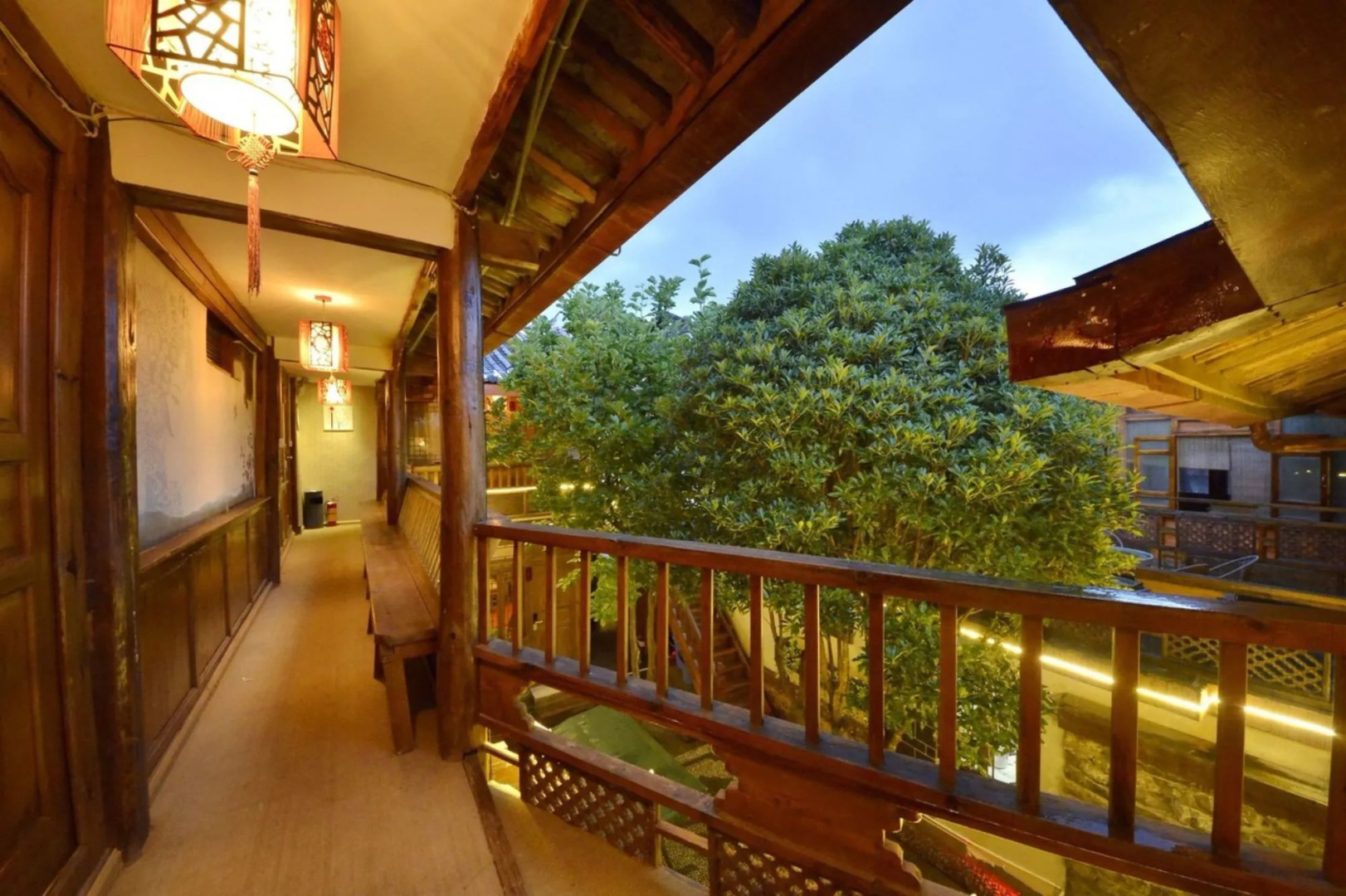 Lijiang Hua Qian Yue Xia Inn