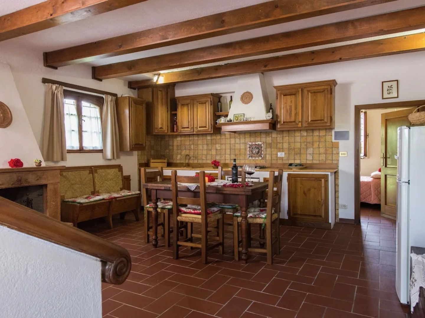 Spacious Villa in Monte San Savino with Swimming Pool
