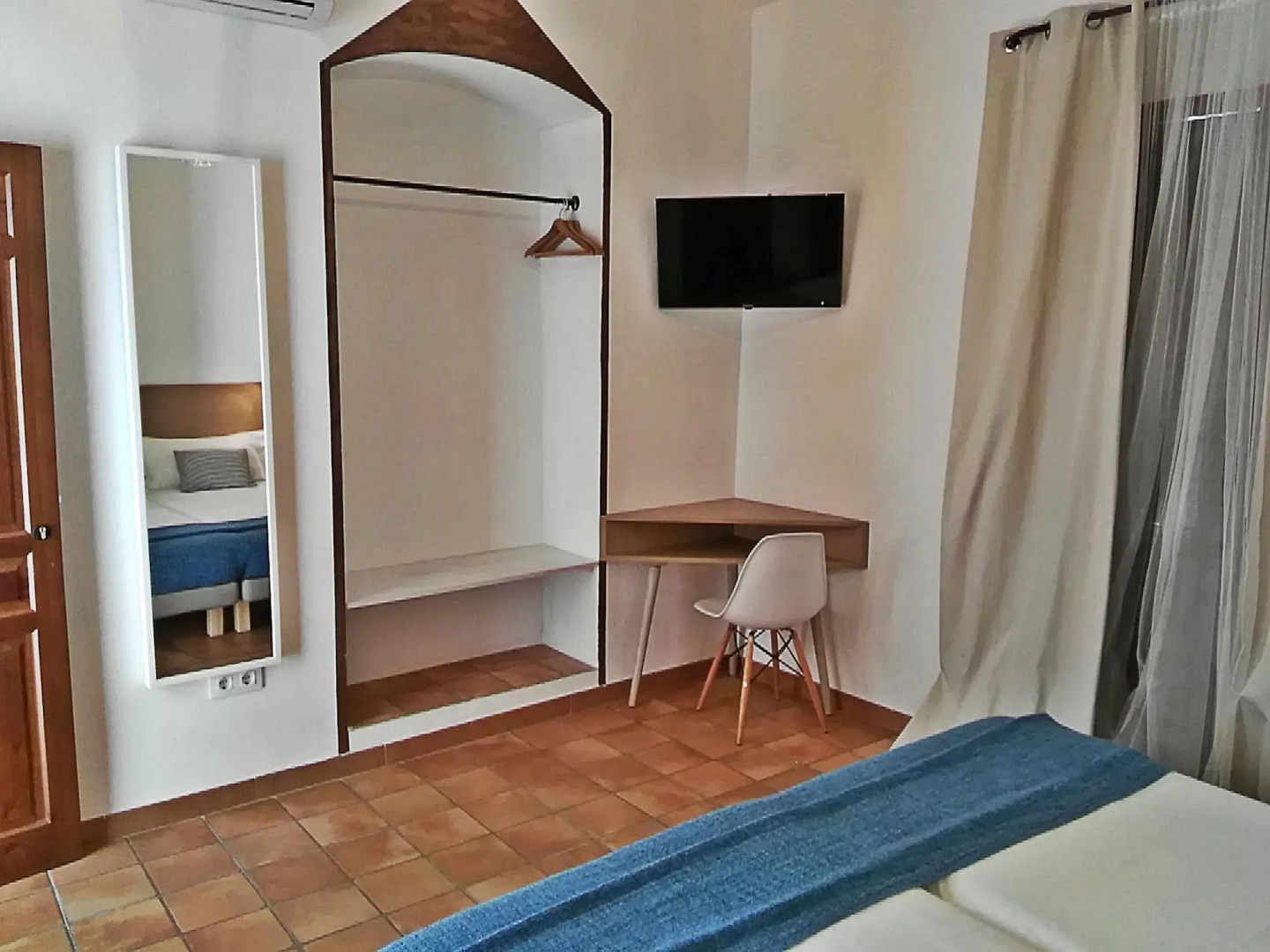Frenteabastos Hostel & Suites