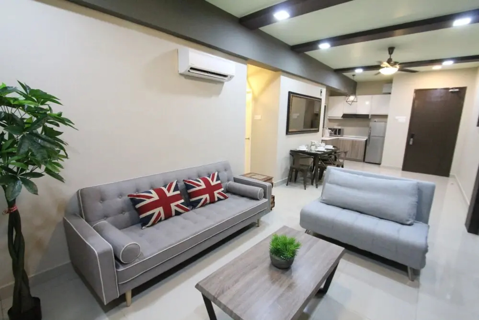 Ian's Majestic Condo