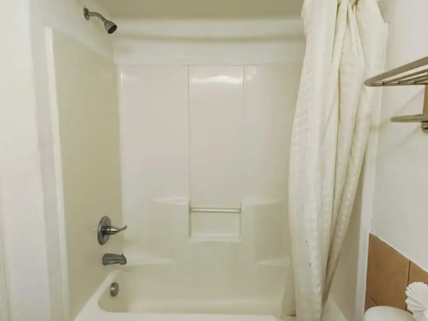Deluxe Inn & Suites